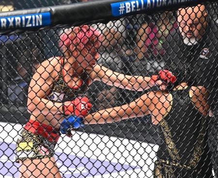 　ヴィタ・アルテイガ（右）を攻める渡辺華奈