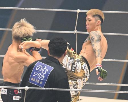 　ヒロヤ（左）にキックを見舞う伊藤裕樹