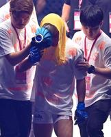 　ケージを降りる神龍誠