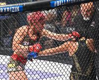 　ヴィタ・アルテイガ（右）を攻める渡辺華奈