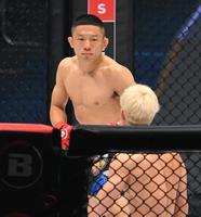 　神龍誠（手前）と戦う堀口恭司