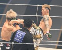 　ヒロヤ（左）にキックを見舞う伊藤裕樹