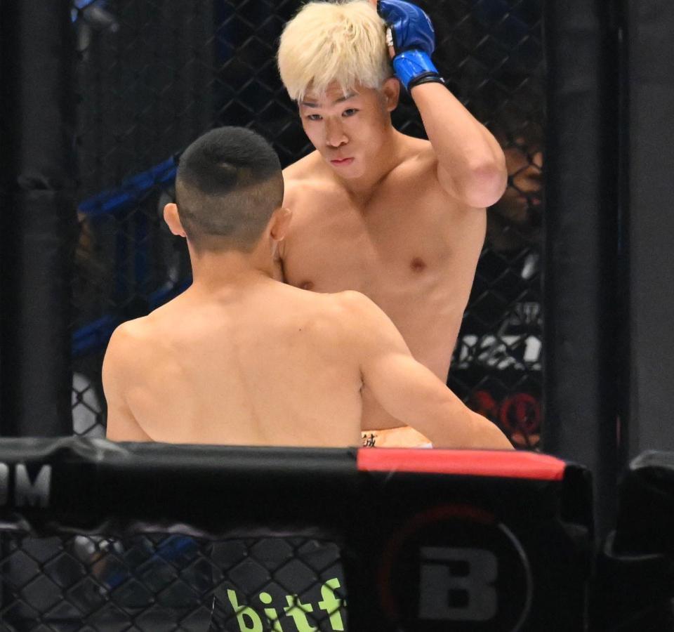 　堀口恭司（手前）と戦う神龍誠