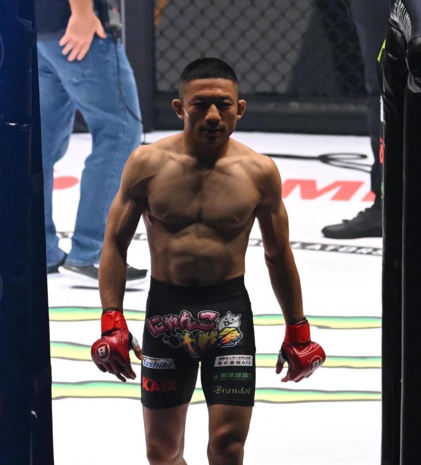 　ケージを降りる堀口恭司