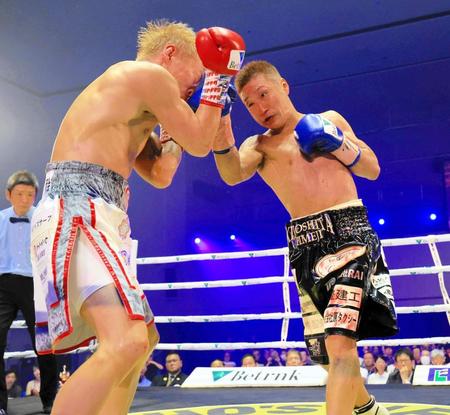 　日本ライトフライ級王座を勝ち取った大内淳雅（右）
