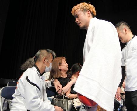 　５回ＴＫＯ勝ちし、父丈一郎（左）、母るみさん（左から２人目）に祝福される辰吉寿以輝（右から２人目）