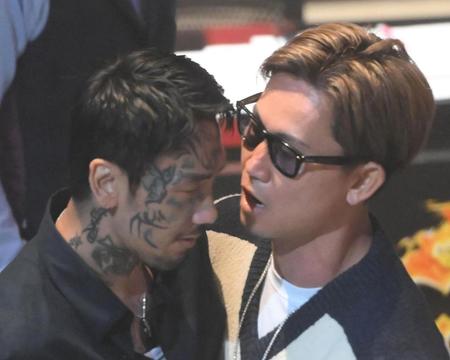 　挑発する瓜田純士（左）、萩原裕介（撮影・堀内翔）