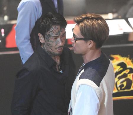 　にらみ合う瓜田純士（左）、萩原裕介（撮影・堀内翔）