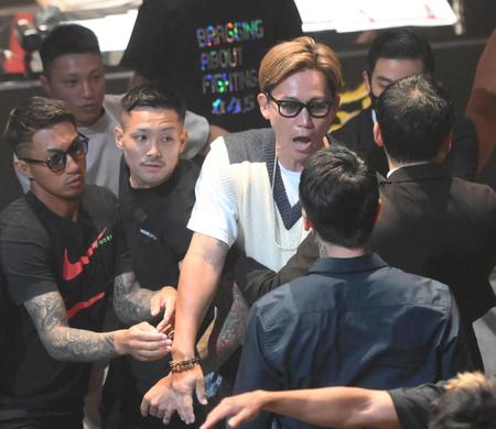 　瓜田純士（手前）につめよる萩原裕介（撮影・堀内翔）