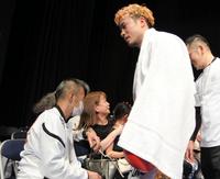 　５回ＴＫＯ勝ちし、父丈一郎（左）、母るみさん（左から２人目）に祝福される辰吉寿以輝（右から２人目）