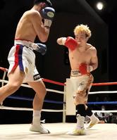 　２年９カ月ぶりの試合で５回ＴＫＯ勝ちした辰吉寿以輝（右）