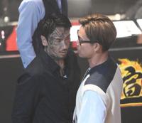 　にらみ合う瓜田純士（左）、萩原裕介（撮影・堀内翔）