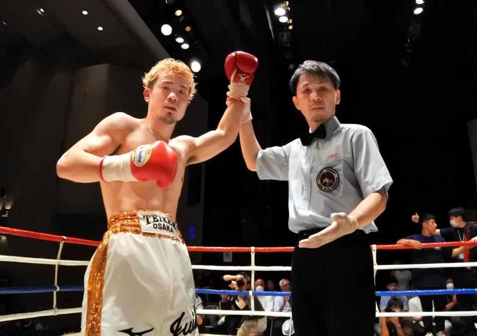 　２年９カ月ぶりの試合で５回ＴＫＯ勝ちし、勝ち名乗りを受ける辰吉寿以輝（左）