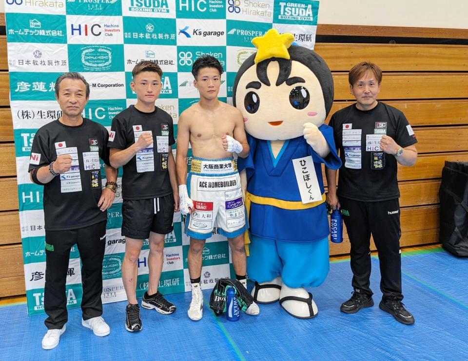 　試合後、記念撮影する（左から）島田トレーナー、那須、前田、ひこぼしくん、本石会長