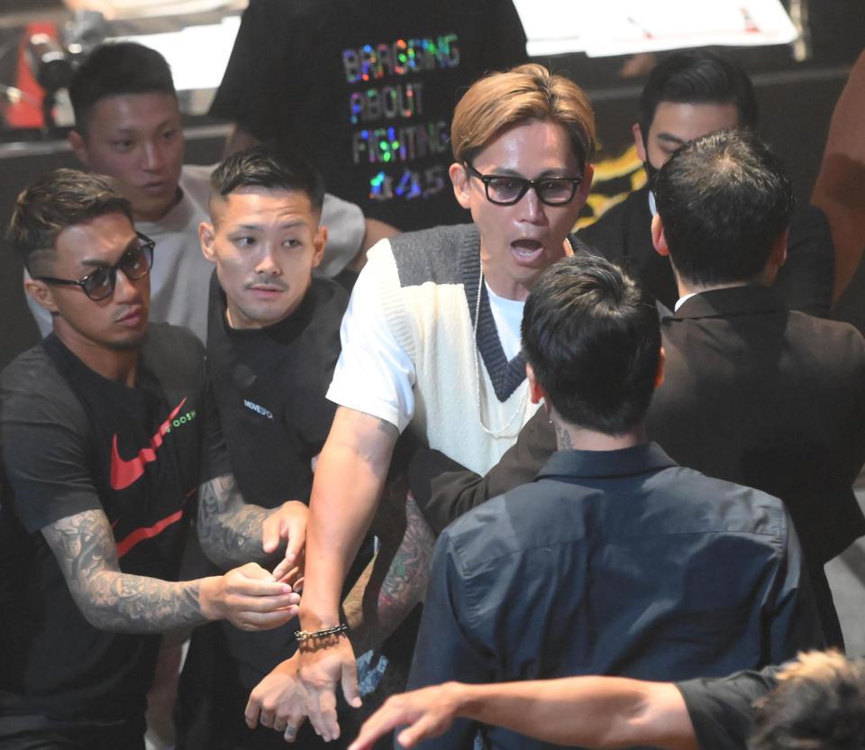 　瓜田純士（手前）につめよる萩原裕介（撮影・堀内翔）