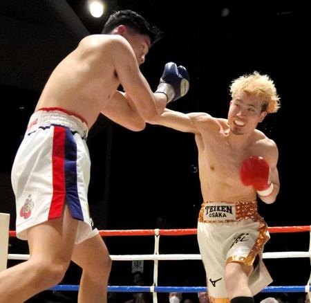 　２年９カ月ぶりの試合で５回ＴＫＯ勝ちした辰吉寿以輝（右）＝大阪・エルシアター