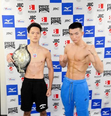 　日本Ｓライト級タイトル戦の計量をパスした藤田（左）と挑戦者の大野