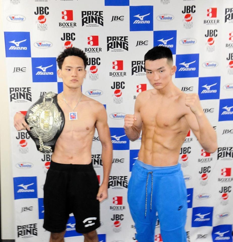 　日本Ｓライト級タイトル戦の計量をパスした藤田（左）と挑戦者の大野