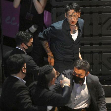 　所沢のタイソンと乱闘になる瓜田純士（撮影・堀内翔）