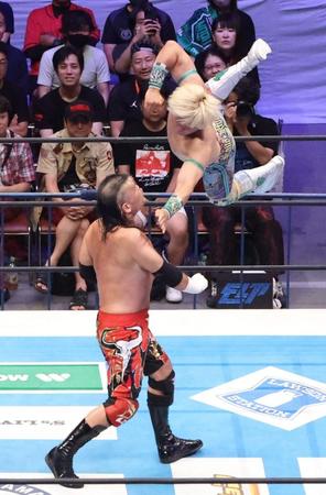 　天山広吉（下）を攻める清宮海斗