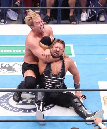 　ＥＶＩＬ（手前）を攻めるオカダ・カズチカ