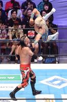 　天山広吉（下）を攻める清宮海斗