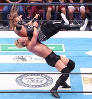 　ＥＶＩＬ（上）にジャーマンスープレックスを決めるオカダ・カズチカ