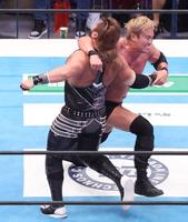 　ＥＶＩＬ（左）にレインメーカーを見舞うオカダ・カズチカ