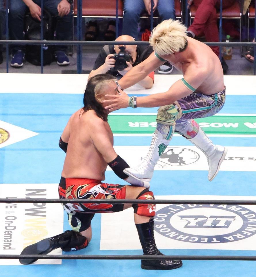 　天山広吉（左）にキックを放つ清宮海斗