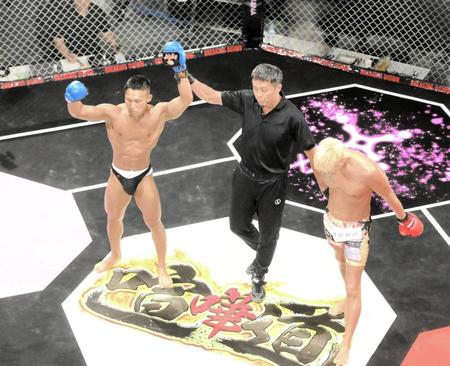 　スパーリングで天野敬紀（右）に勝利した岡田竜也（左）