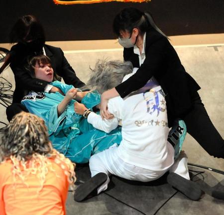 　乱闘を繰り広げる胡桃そら（奥）と油浦桃（手前）