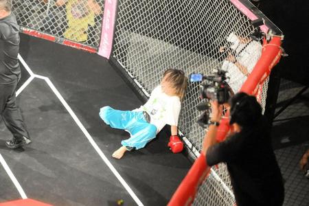 　スパーリング後に呆然とする胡桃そら