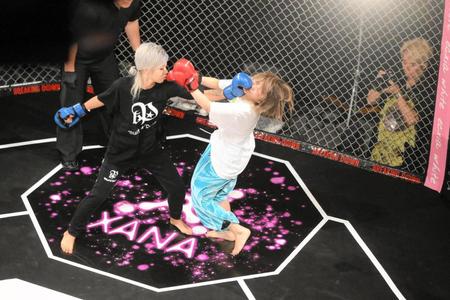 　油浦桃（左）のパンチを被弾する胡桃そら（右）