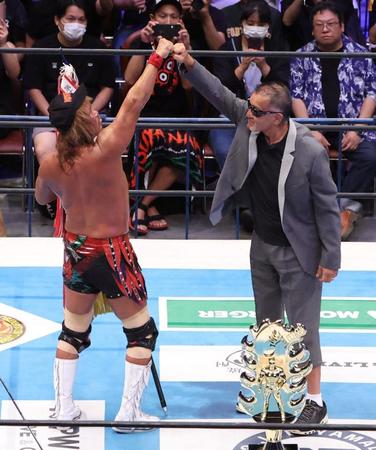 　蝶野正洋氏（右）から優勝旗を受け取りグータッチする内藤哲也