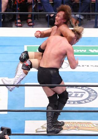 　オカダ・カズチカ（下）を攻める内藤哲也