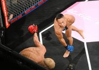 　スパーリングで天野敬紀（手前）を圧倒する岡田竜也（右）