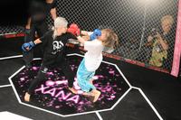 　油浦桃（左）のパンチを被弾する胡桃そら（右）