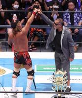 　蝶野正洋氏（右）から優勝旗を受け取りグータッチする内藤哲也