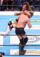 　オカダ・カズチカ（下）を攻める内藤哲也