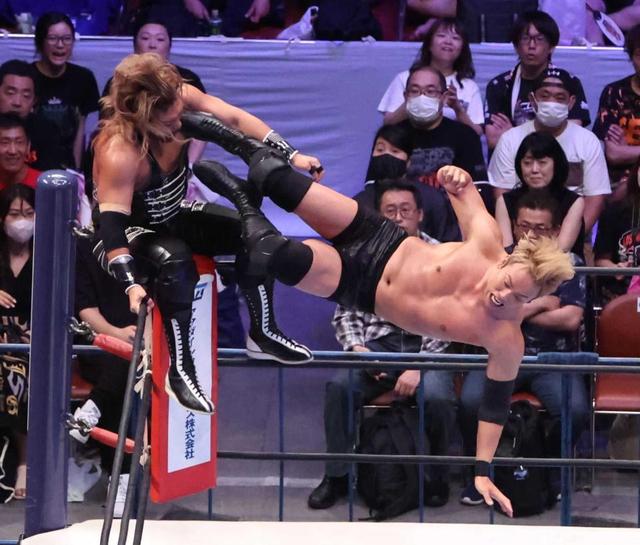 オカダ・カズチカが史上初3連覇へ王手 内藤哲也は逆転勝利「オカダを