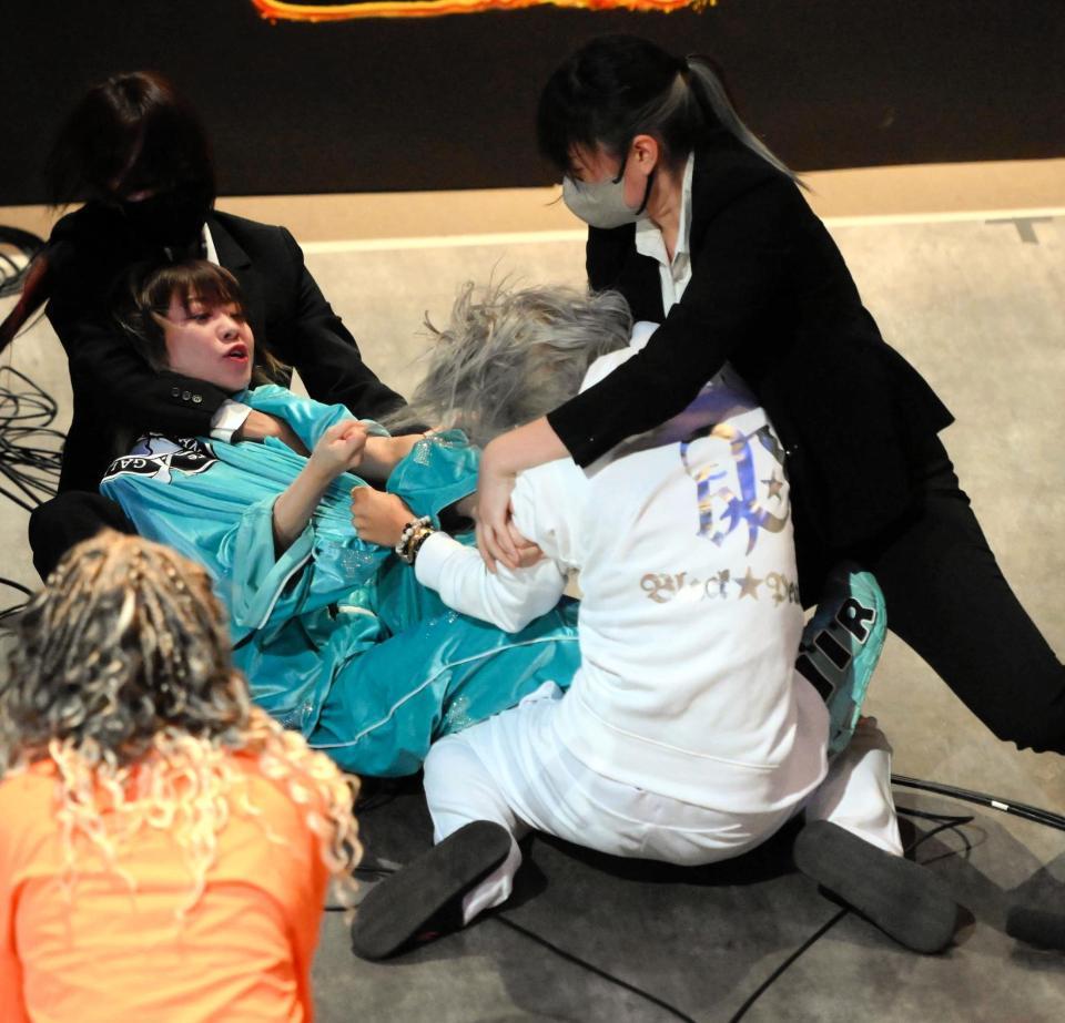 　乱闘を繰り広げる胡桃そら（奥）と油浦桃（手前）