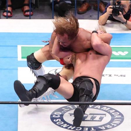 　オカダ・カズチカ（右）に必殺のデスティーノを決める