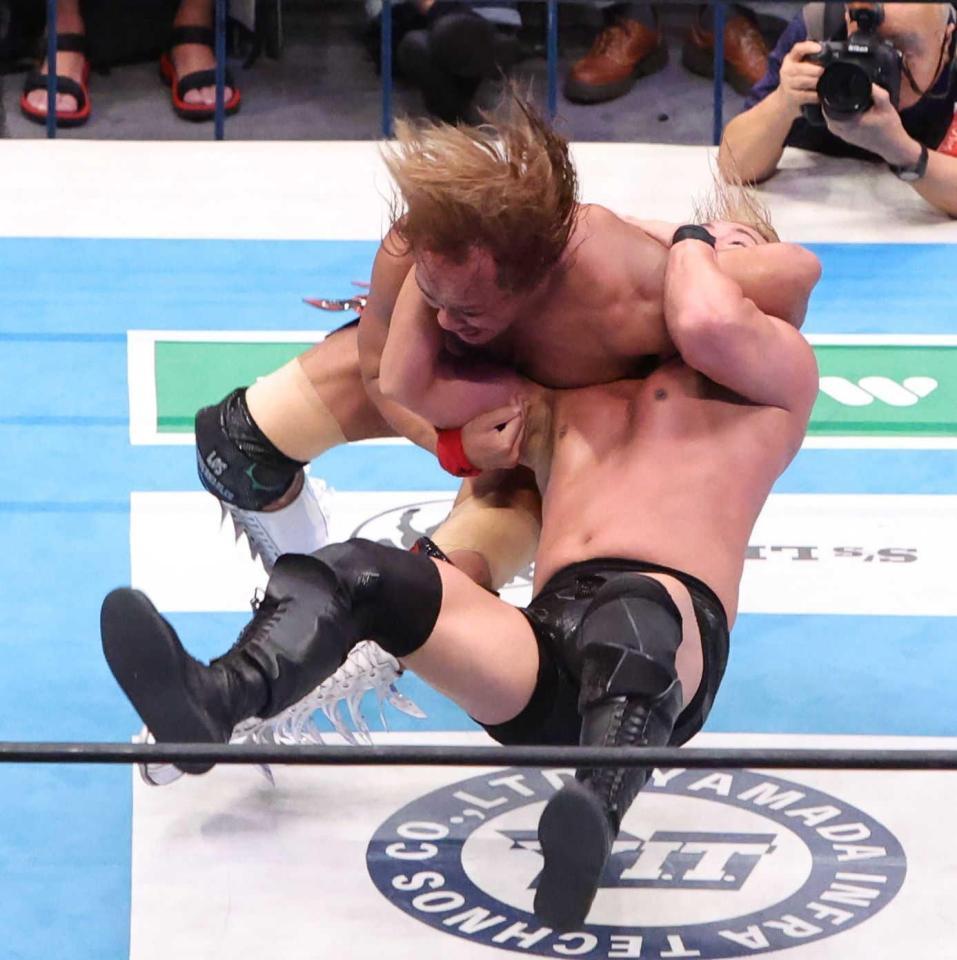 　オカダ・カズチカ（右）に必殺のデスティーノを決める