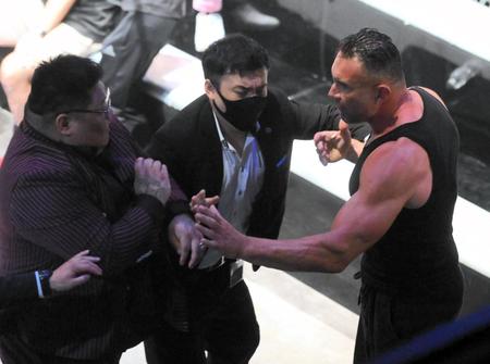 　乱闘するキム・ジェフン（左）とジェロム・レ・バンナ（右）