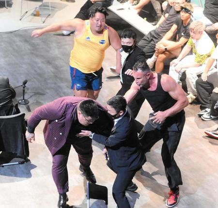 　乱闘するキム・ジェフン（左）とジェロム・レ・バンナ（右）