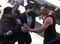 　乱闘するキム・ジェフン（左）とジェロム・レ・バンナ（右）