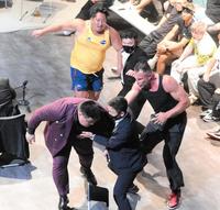 　乱闘するキム・ジェフン（左）とジェロム・レ・バンナ（右）