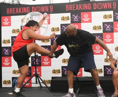 　ボブ・サップ（右）に襲いかかるノッコン寺田（撮影・堀内翔）