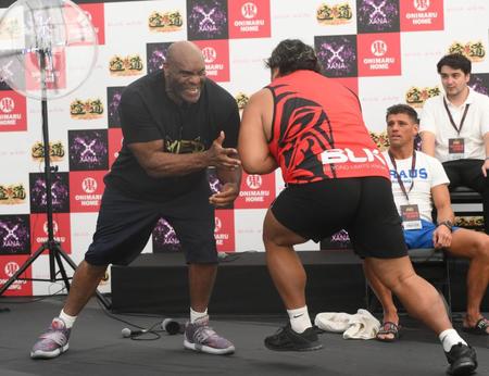 　ノッコン寺田（右）のタックルを受けるボブ・サップ（撮影・堀内翔）