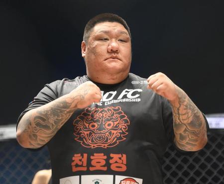 　試合前計量に挑むキム・ジェフン（撮影・堀内翔）